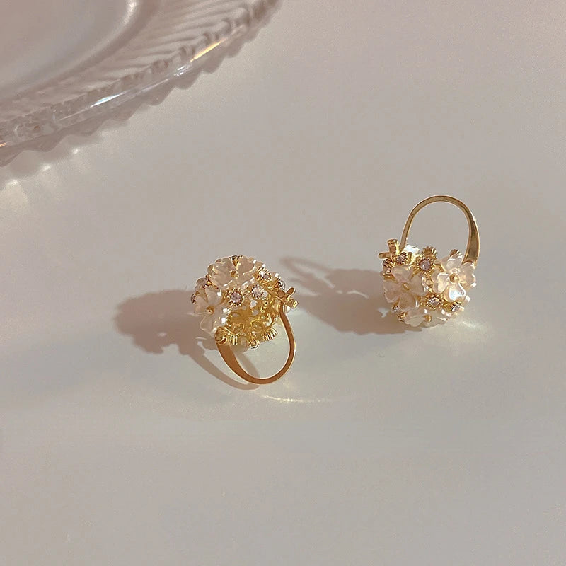 2022 New Exquisite Sweet Shell Flower Ball Earrings Fashion Temperament Versatile Earrings Female Jewelry Party Gifts
