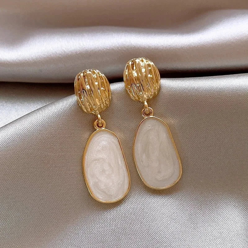 New White Enamel Oil Oval Dangle Earrings for Women Vintage Uneven Metal Drop Earrings Statement Irregular Geometry Jewelry